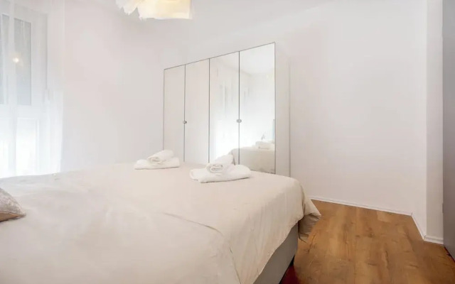 Modern apt With Balcony, 12 min Walk to the Beach