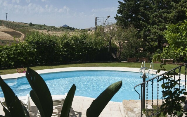 Luxury Holiday Home in Buseto Palizzolo with Pool