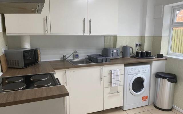 Birmingham - 4BR - Sleeps 9 - Parking - Garden