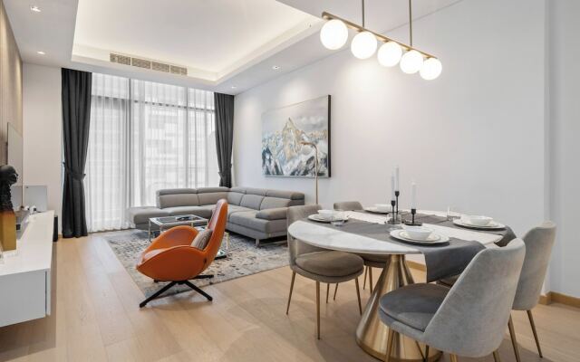 Elegant Apartment Amidst Vibrant Area with Balcony