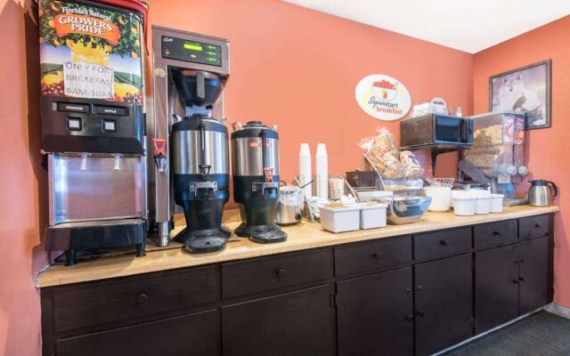 Super 8 by Wyndham Warroad