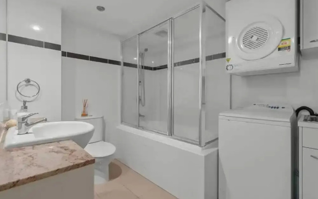 2BR Stunning Views CBD Pool Gym Netflix