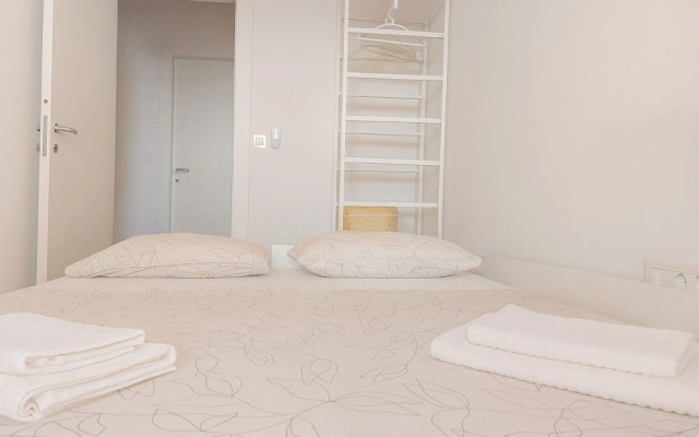 Mika's 2-Bedroom Seaview Flat & Parking