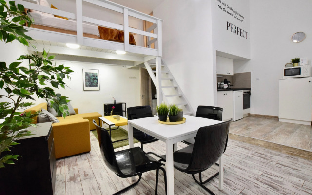 Robinia Apartment