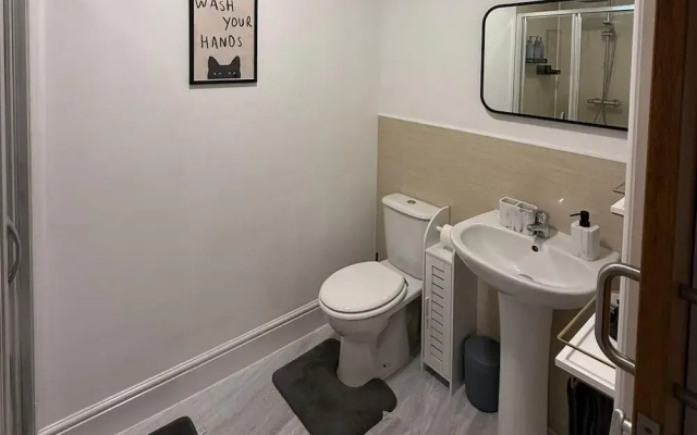 1 Bed Flat - Sleeps 2 - Parking - Wifi