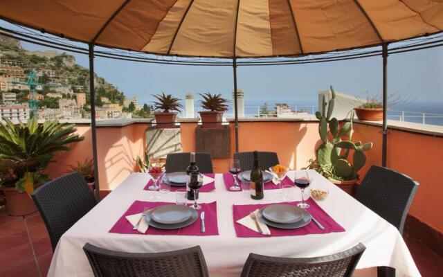 Taormina center 4 BR penthouse, terrace with views