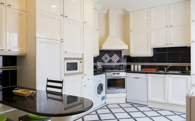 Penthouse 3-bed 3-bath on Marble Arch