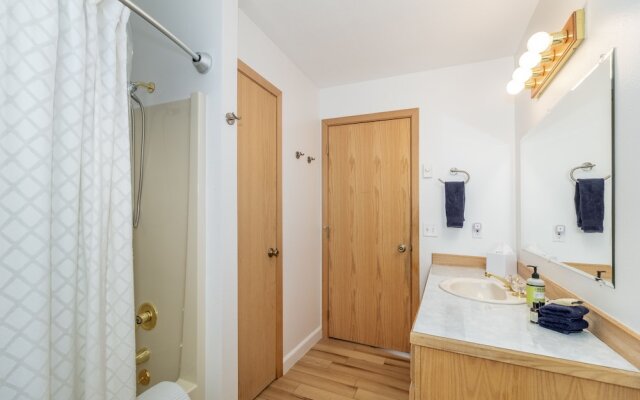 Rhodie House 3 Bedroom Home by NW Comfy Cabins by RedAwning