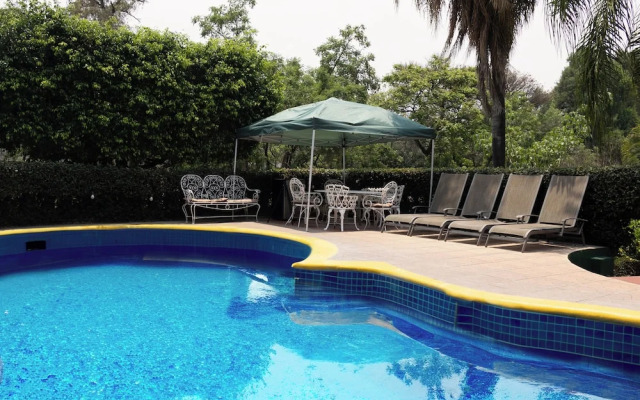 Spacious Cuernavaca House Pool Grill
