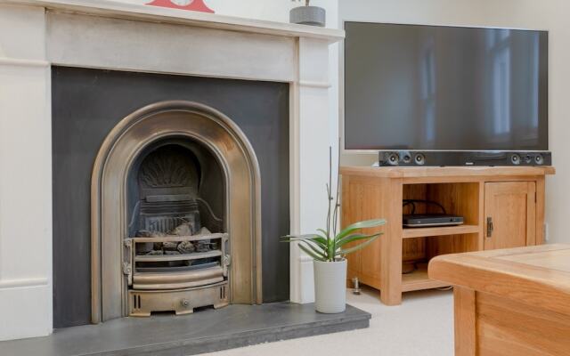 Spacious 2 Bedroom in Battersea