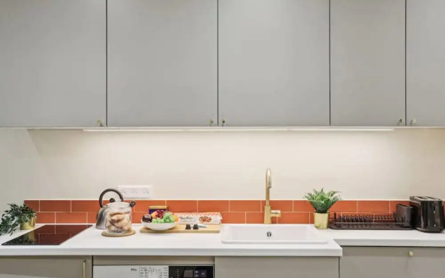 Ganneron in Paris With 1 Bedrooms and 1 Bathrooms