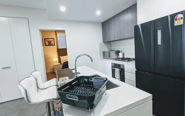 Elegant 3-bed 2-bath, balcony, with pool included, NO PARTIES!