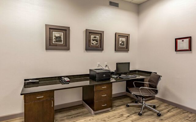 Отель Holiday Inn Express & Suites Lexington