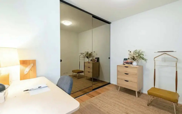 Charming 1BR in Fitzroy w/ Parking, Pool, + Gym!