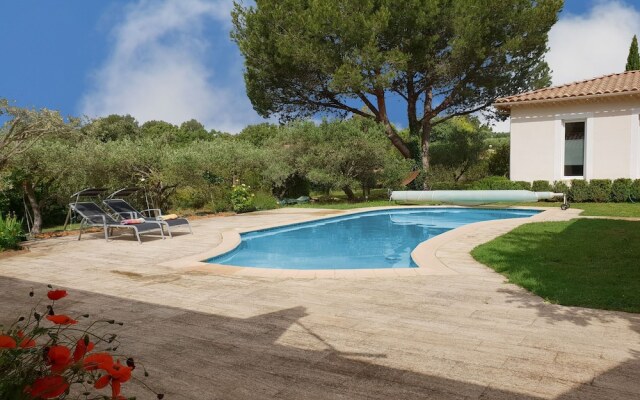 Luxurious Villa in Castillon-du-gard With Outdoor Kitchen