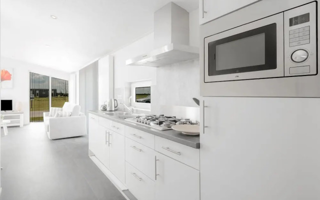 Nice Chalet with Fireplace near Oosterschelde