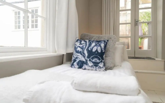 Host Stay Temple Street Townhouse