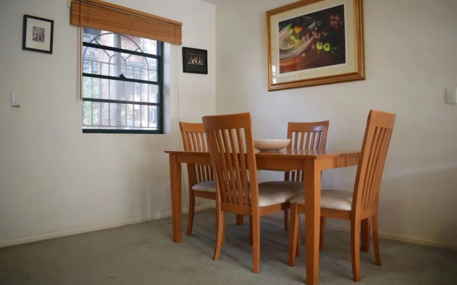 Cosy 2 Bedroom Apartment With Easy Access to City