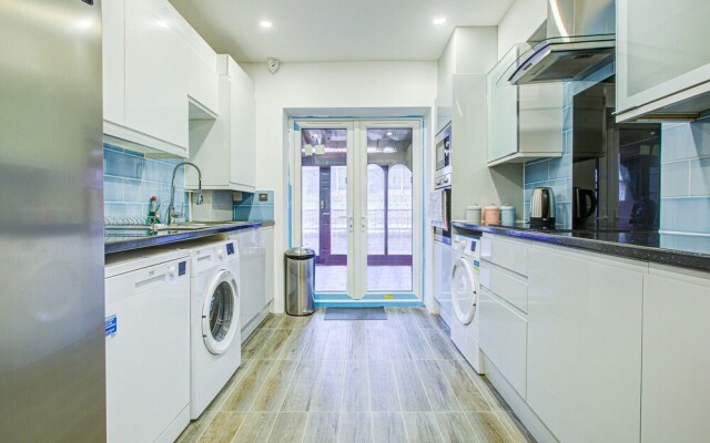 6 - 7 Beds-sleeps 12-elizabeth Line-free Parking