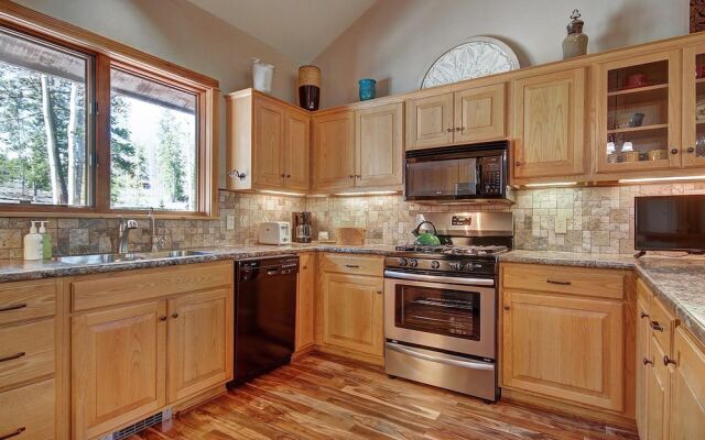 Aspen Heights Lodge 4 Bedroom Home by RedAwning