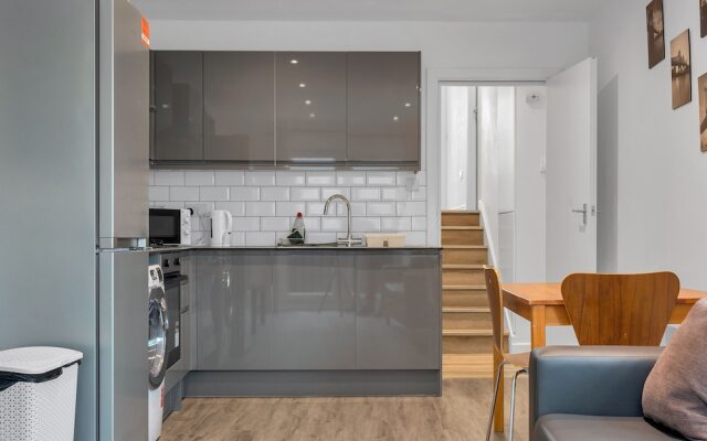 Charming 2-bed Apartment in South West London
