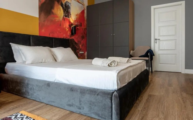 LUXURY & UNIQUE - TOP CENTER Apt. - 3BDR & 2 Baths