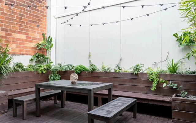 Modern 1 Bedroom Apartment With Spacious Courtyard in CBD
