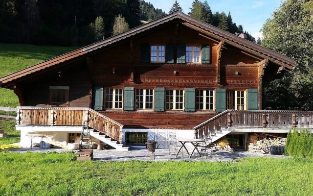 Luxurious Chalet with Hot Tub