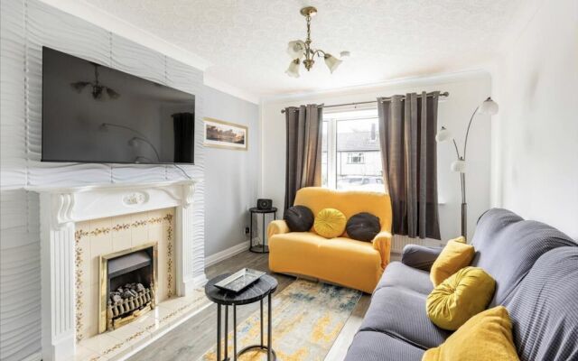 Come & Unwind in Charming 5 Bed House in Blackburn