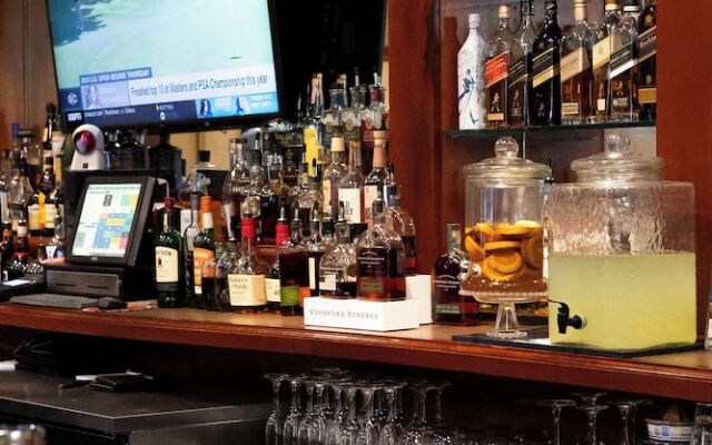 Carriage House Hotel