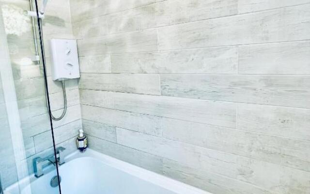 Cotswold Chic Retreats "Jacinabox" 5 Star Chipping Campden-Parking-Garden