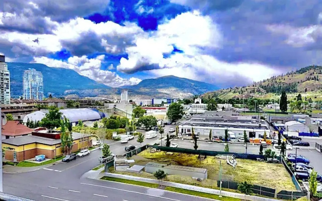 Brand New, Top Floor Condo Downtown