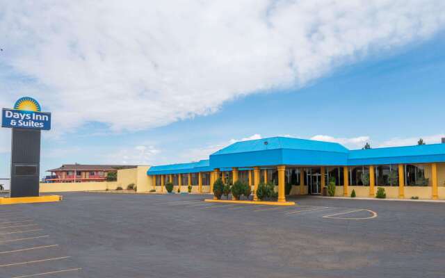 Days Inn & Suites by Wyndham Clovis