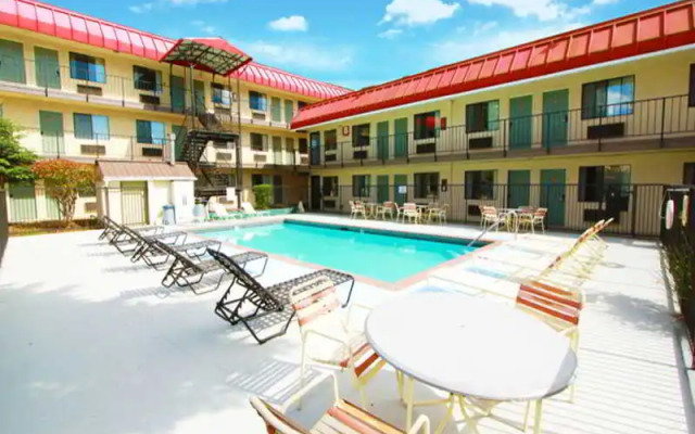 Econo Lodge Near Bellevue Square