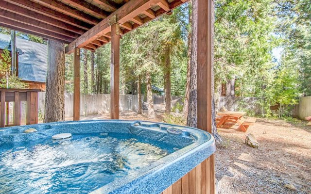 Sugar Pine Haus with Hot Tub by RedAwning