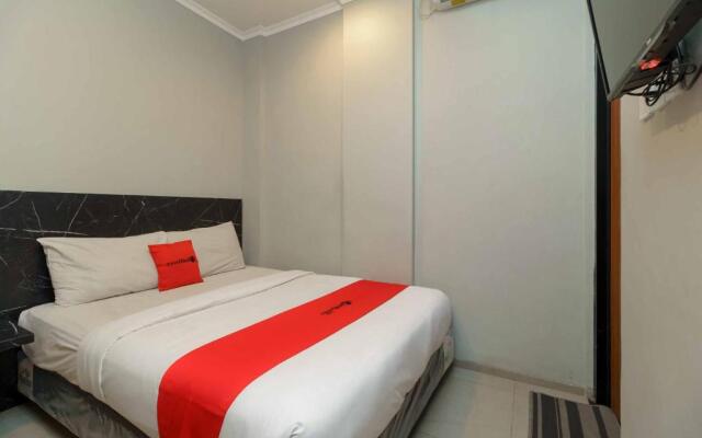 RedDoorz Plus near Radio Dalam 3