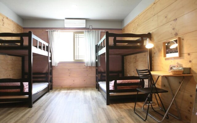 Basecamp Guesthouse - Hostel