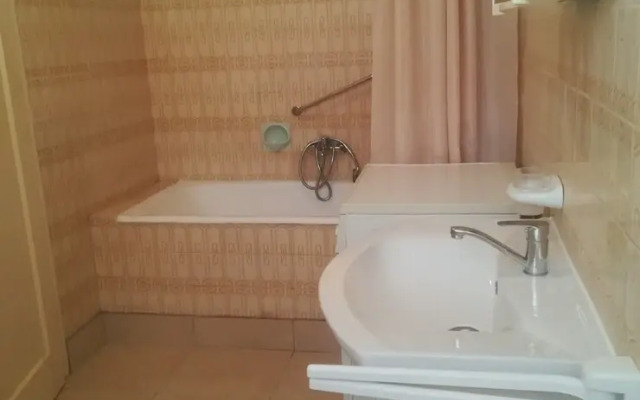 Sunny Apartment with private parking