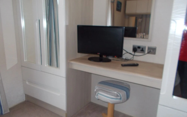 3 Bed Caravan - Sleeps 8 - Wifi - Parking