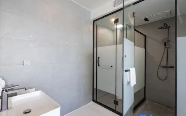 Chunshi · Amber | Amber Hotel Lakeside Resort Hotel (Lugu Lake Daluoshui Village) – Bathroom – Lijiang