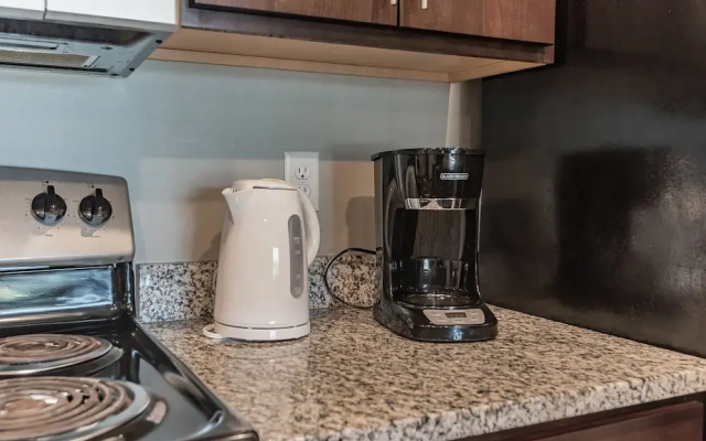 Spacious 2BR Suite W/patio Near Iowa State