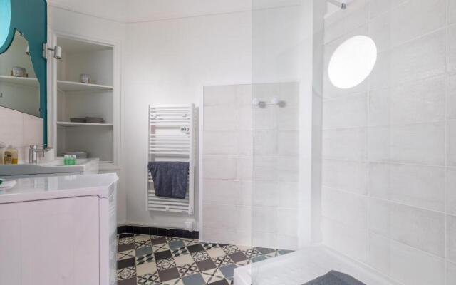 VICTORIA STANDING Calme, neuf et plein centre