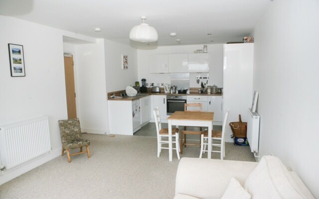 Bright 2 Bedroom Apartment in Bristol