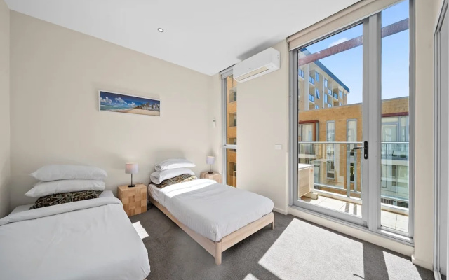 Spacious Apartment With Gym & Pool Access – Guest Rooms – Canberra