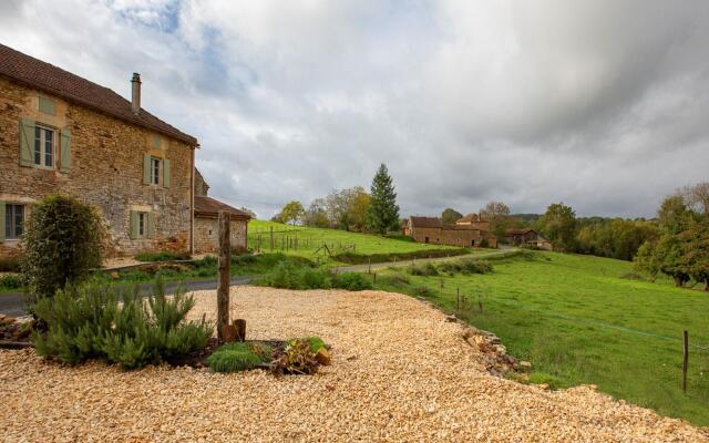Rustic Holiday Home in Loubejac with Jacuzzi