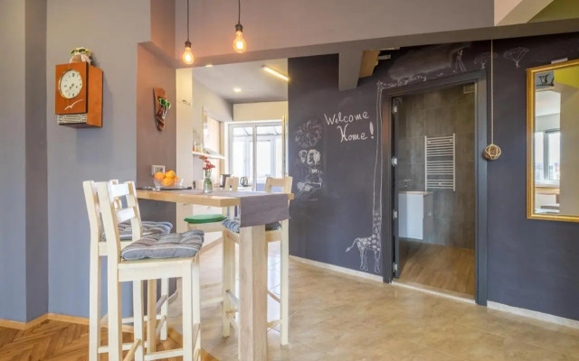 ARTistic & Spacious 2BD Central Apt