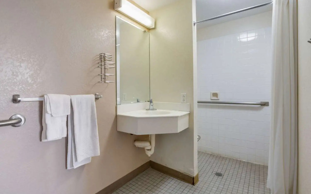 Econo Lodge Inn & Suites