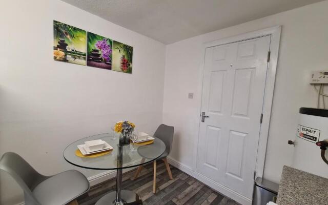 Property Malak Homz - West Street 2 Bed Premium Apartment