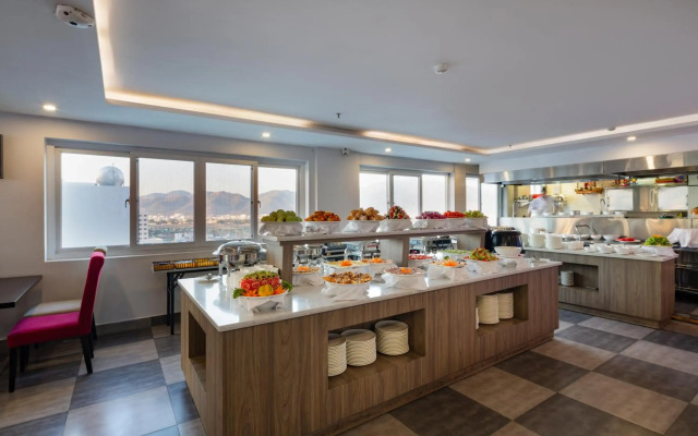 Maple Leaf Hotel & Apartment