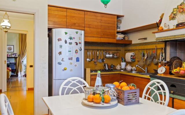 Plush Holiday Home in Macerata with Jacuzzi